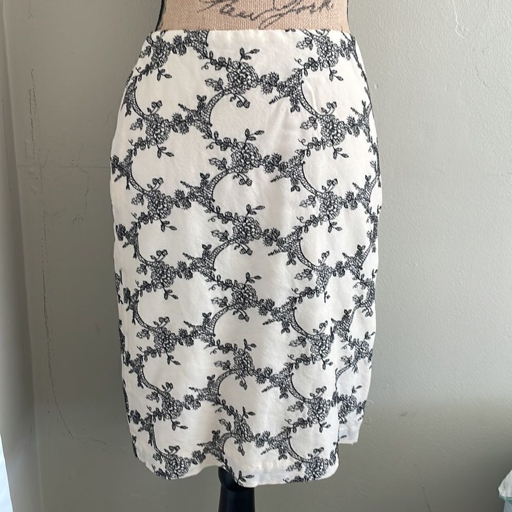 EUC! Ann Taylor Cream/Black Skirt - Size 4
